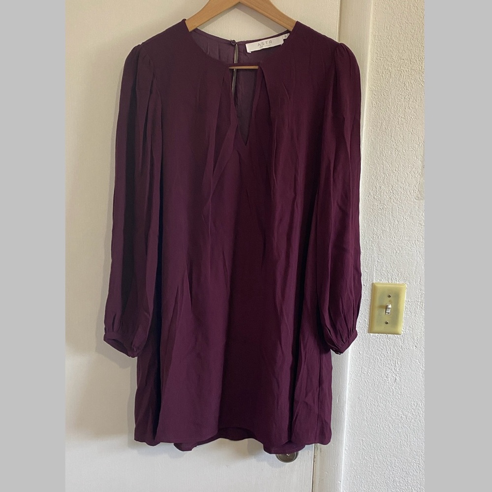 ASTR‎ The Label Plum Tunic Dress XS Long Sleeve Cutout Back Floral Detail Preppy